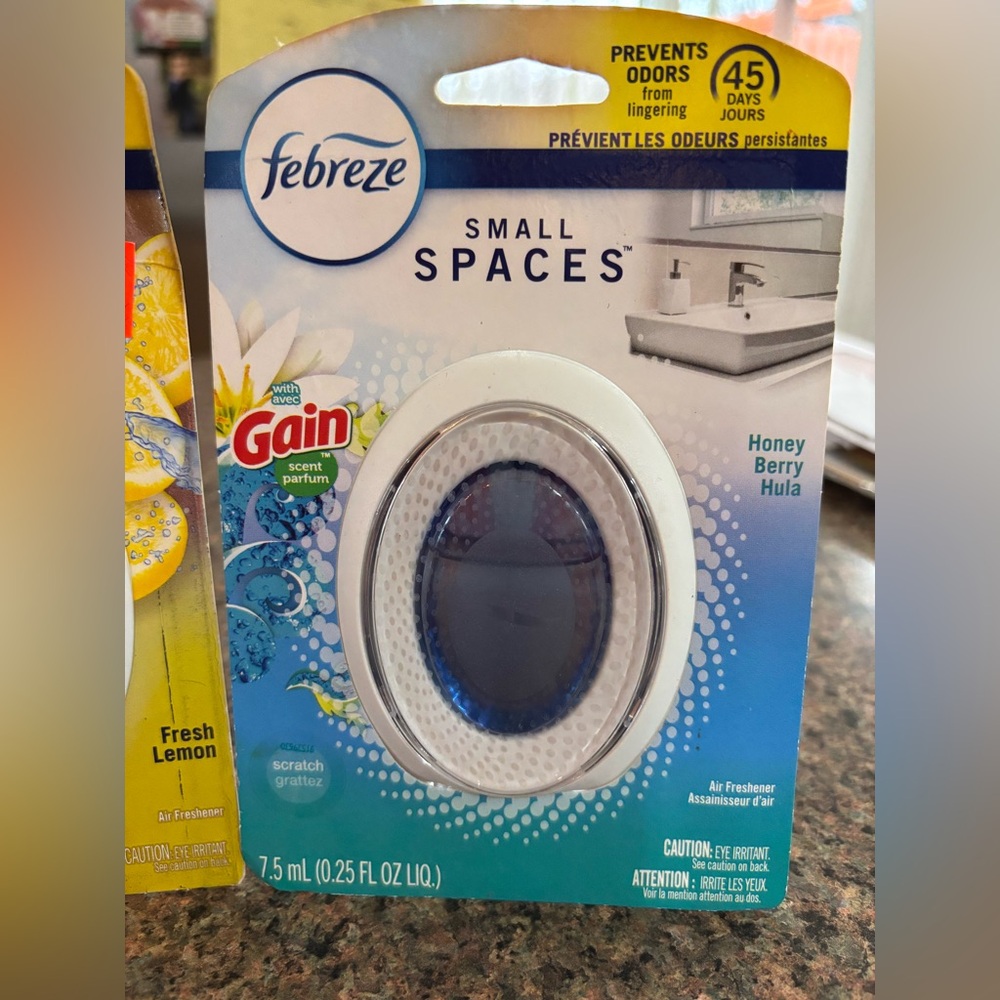 New!! Febreze, Small spaces air fresheners - Picture 3 of 4